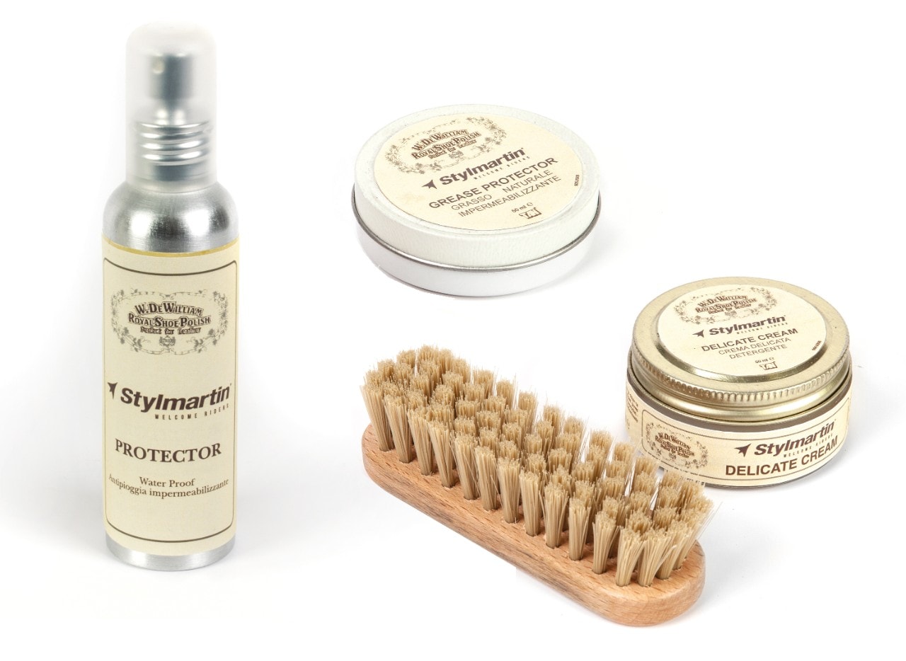 <div class='descrGalleryTitle'>STYLMARTIN - KIT PULIZIA E MANTENIMENTO CALZATURE</div><div class='descrGalleryText'><p>Da questo apprezzato e storico produttore di calzature motociclistiche un kit di prodotti per mantenerle “in forma” (non soltanto quelle a proprio marchio ovviamente).&nbsp;In realtà i prodotti sono tre, regalabili separatamente oppure insieme… se avete intenzione di fare un “figurone”.&nbsp;In barattolo, come pasta, troviamo la “crema delicata” e il “grasso naturale impermeabile”, ognuno corredato di una spazzola. La terza proposta è uno spray protettivo, con proprietà impermeabilizzanti.&nbsp;</p>
<p><b>PREZZO AL PUBBLICO: Le creme 14,90 euro cad. Lo spray 13,90 euro</b></p>
</div>